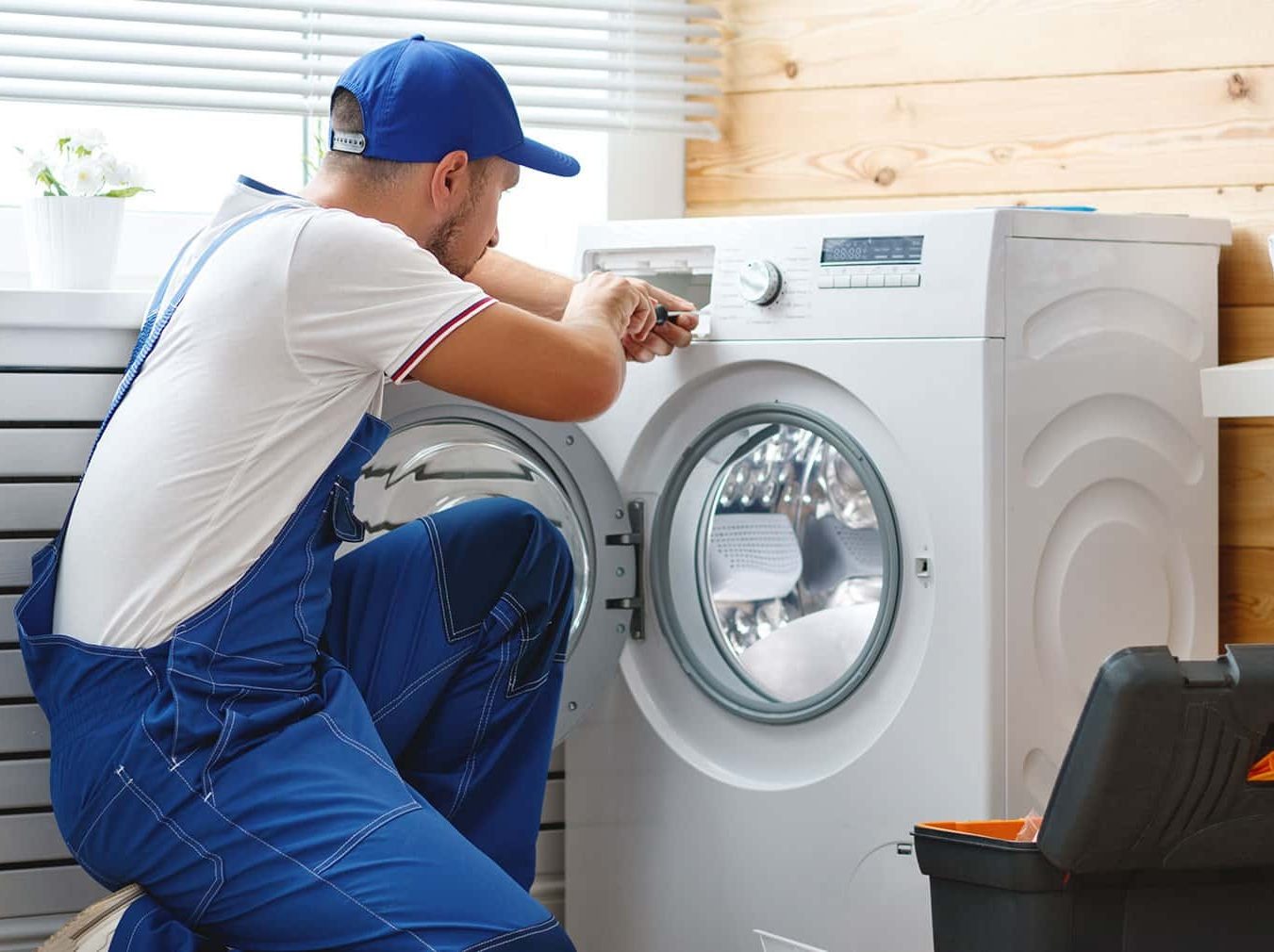 Técnico reparando electrodoméstico Siemens en Marbella