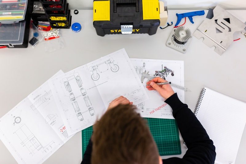 Técnico del servicio técnico Siemens reparando electrodoméstico en Málaga